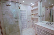 Bad Gro�z�gige, helle Wohnung im Grunewald mit eigener Garage!