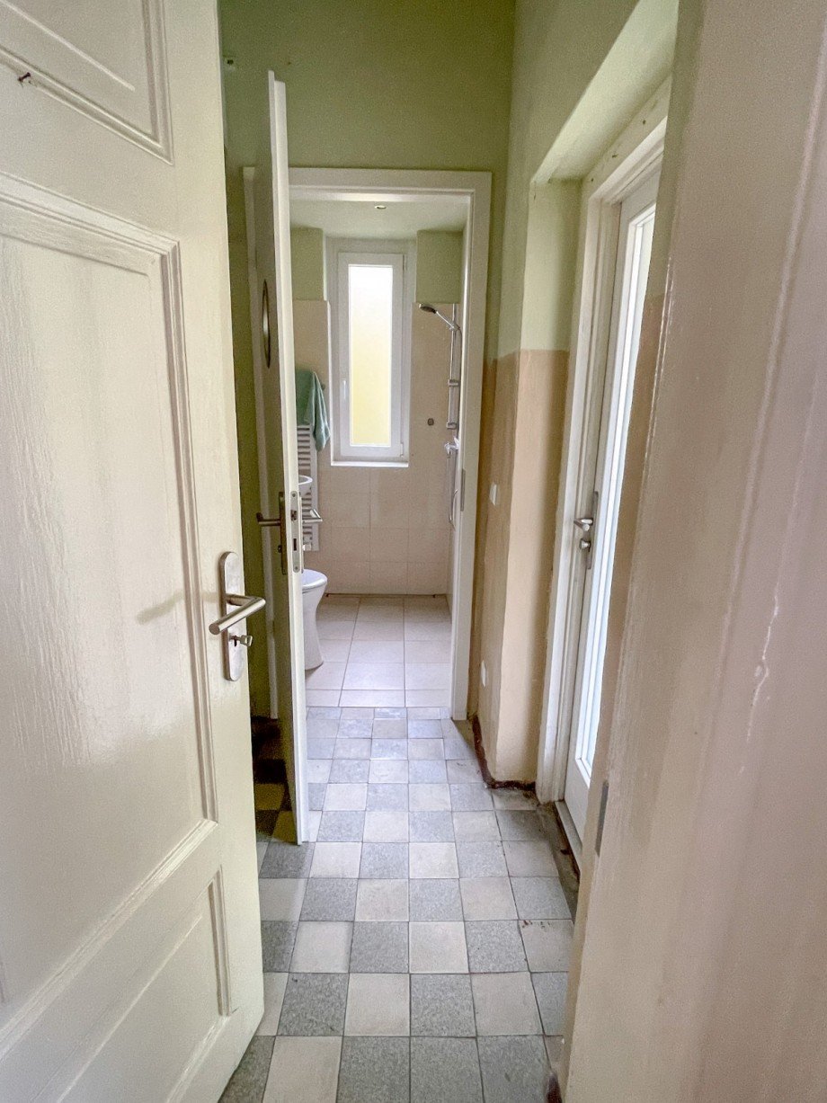 Flur zum Duschbad Etagenwohnung Berlin
