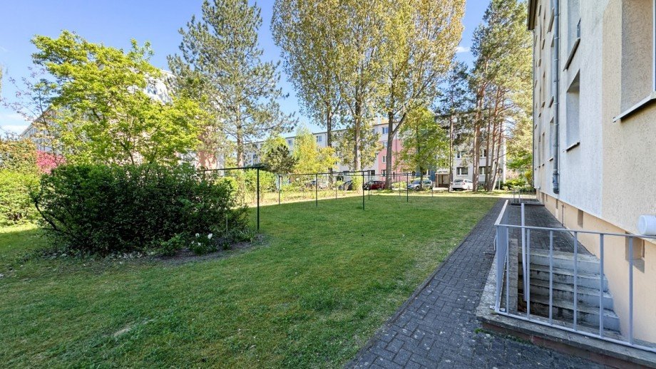 Platz hinter dem Haus Etagenwohnung Berlin