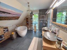 OG Badezimmer Modern & nachhaltig wohnen: Tolles Einfamilienhaus mit Wintergarten und PV-Anlage in Woltersdorf!