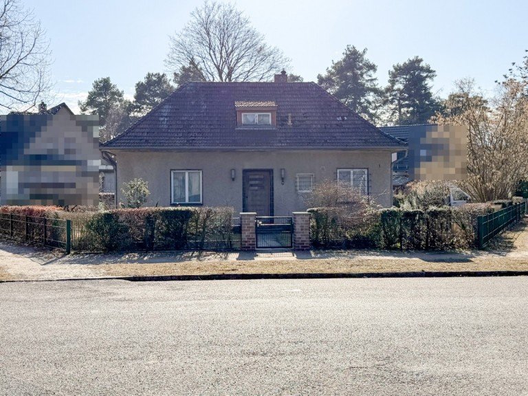 Stra�enansicht Berlin - Rahnsdorf Einfamilienhaus Natur vor der T�r, S-Bahn um die Ecke - Sanierungsbed�rftiges Haus mit viel Gestaltungsm�glichkeiten
