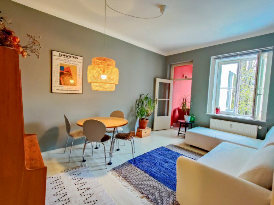 Wohnzimmer Blick zum Erker Etagenwohnung Berlin
