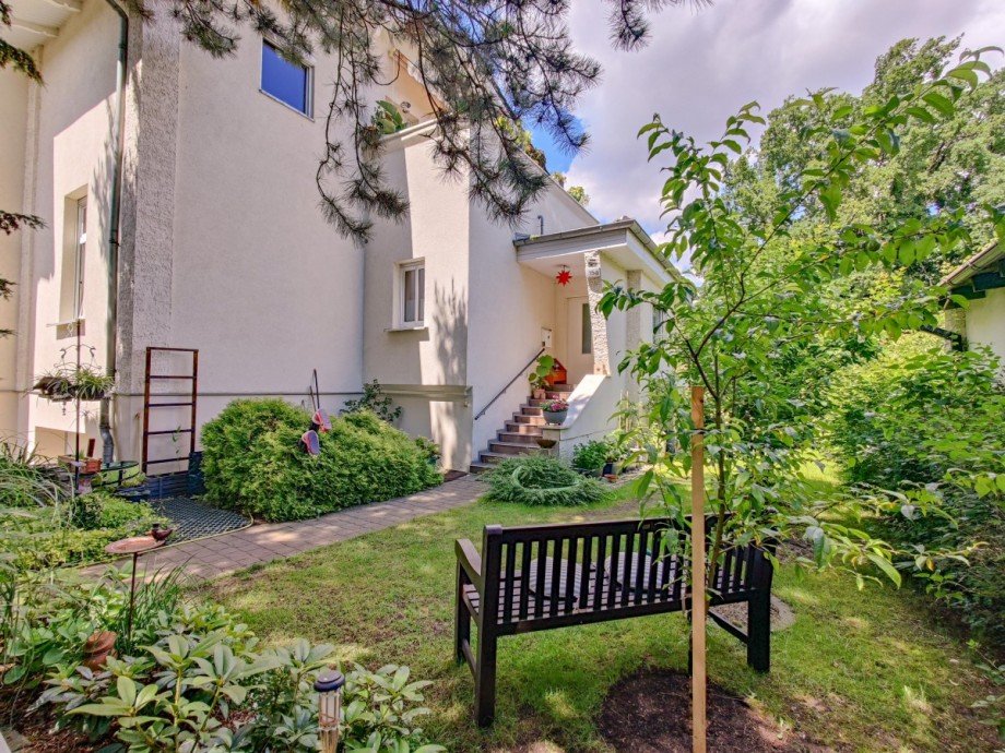 Hauseingang rechts Mehrfamilienhaus Berlin