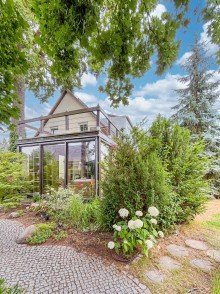 Wintergarten und Terrasse von au�en Modern & nachhaltig wohnen: Tolles Einfamilienhaus mit Wintergarten und PV-Anlage in Woltersdorf!