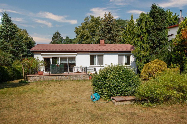 Ansicht vom Garten Berlin - Rahnsdorf Einfamilienhaus Verkauft: Solider Bungalow mit Keller in Ruhiglage!