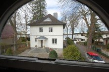 Blick aus der Garage auf Villa Verkauft: Herrschaftliche Villa auf Wassergrundst�ck in Schm�ckwitz!