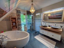 OG Badezimmer Modern & nachhaltig wohnen: Tolles Einfamilienhaus mit Wintergarten und PV-Anlage in Woltersdorf!