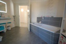 Badezimmer Moderne Stadtvilla mit sechs Zimmern in Rahnsdorf!