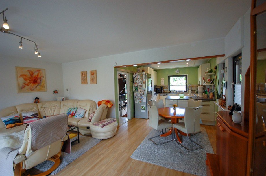 Wohnzimmer Blick zur K�che Einfamilienhaus Neuenhagen