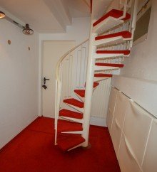 Kellertreppe Gro�z�gige, helle Wohnung im Grunewald mit eigener Garage!