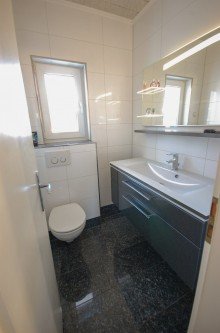 G�ste-WC Gepflegtes Familienhaus mit ca. 180 m� Wohn-/Nutzfl�che + Vermietungsobjekt!