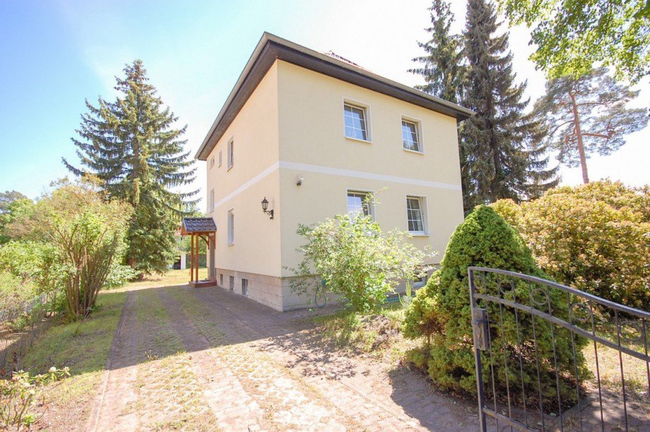 Stra�enansicht und Zufahrt Haus Sch�neiche