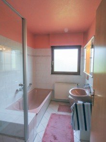 Badezimmer Familienhaus in Ruhiglage!