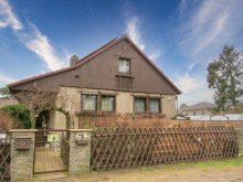 Stra�enansicht Familienhaus mit Solar, Kamin, Pool und G�stehaus!