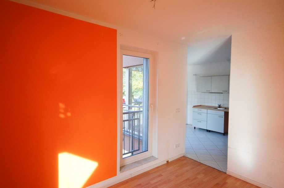 Wohnzimmer Blick zur K�che Etagenwohnung Berlin