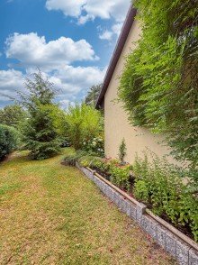 Seitenblick in den Garten Modern & nachhaltig wohnen: Tolles Einfamilienhaus mit Wintergarten und PV-Anlage in Woltersdorf!