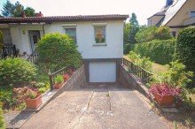 Zufahrt Garage Verkauft: Solider Bungalow mit Keller in Ruhiglage!