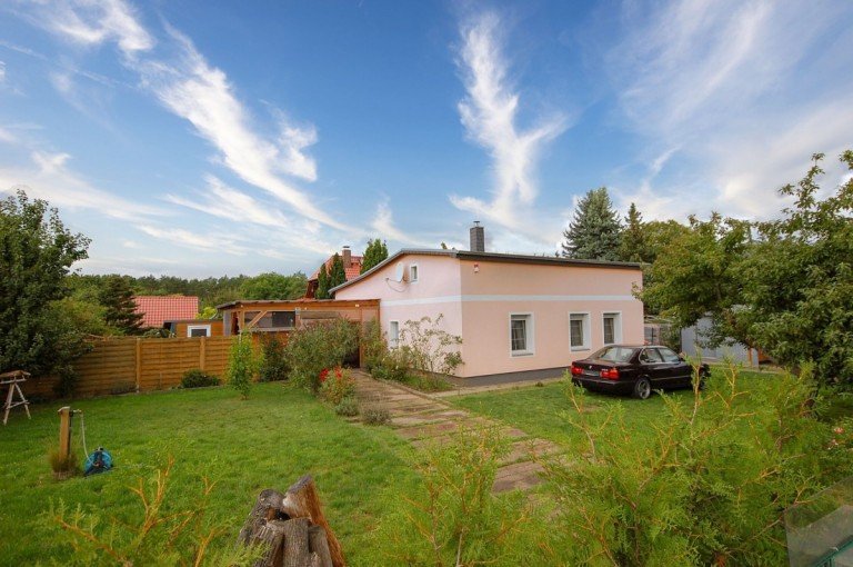Stra�enansicht Ahrensfelde - Barnim Einfamilienhaus Bungalow-Idylle auf gro�em Grundst�ck: Modernes Wohnen auf einer Ebene!