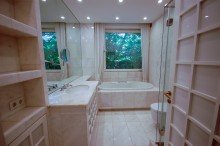 Bad Gro�z�gige, helle Wohnung im Grunewald mit eigener Garage!