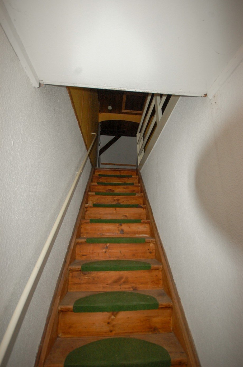 Treppe ins DG Reihenmittelhaus Berlin