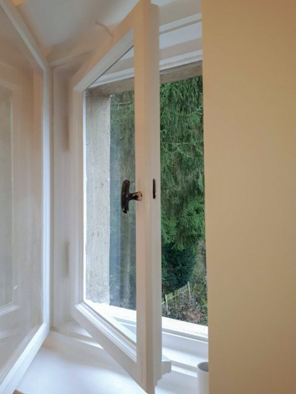 Wohnung OG aufgearbeitete Fenster Mehrfamilienhaus Berlin