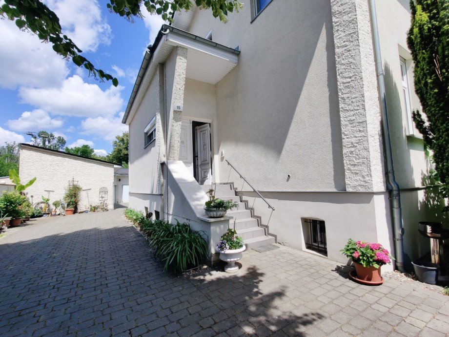 Hauseingang links Mehrfamilienhaus Berlin