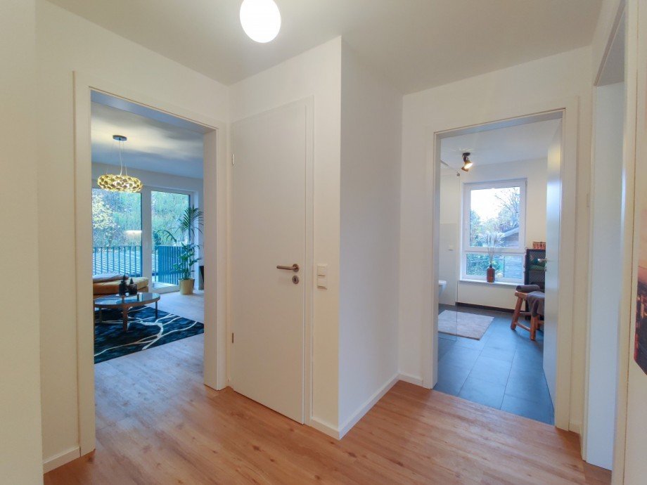 Musterwohnung Flur mit Blick ins Bad und Wohnzimmer Etagenwohnung Gr�nheide (Mark)