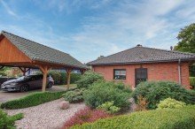 Hausansicht und Carport Komfortabler Bungalow in Feldrandlage!