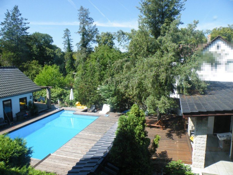 Blick aus dem Treppenhaus auf den Pool Berlin - Rahnsdorf Einfamilienhaus Mediterraner Wohntraum am Wasser: Historische Villa mit Bootsgarage & Pool!