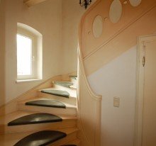 Treppe ins Obergeschoss Verkauft: Herrschaftliche Villa auf Wassergrundst�ck in Schm�ckwitz!