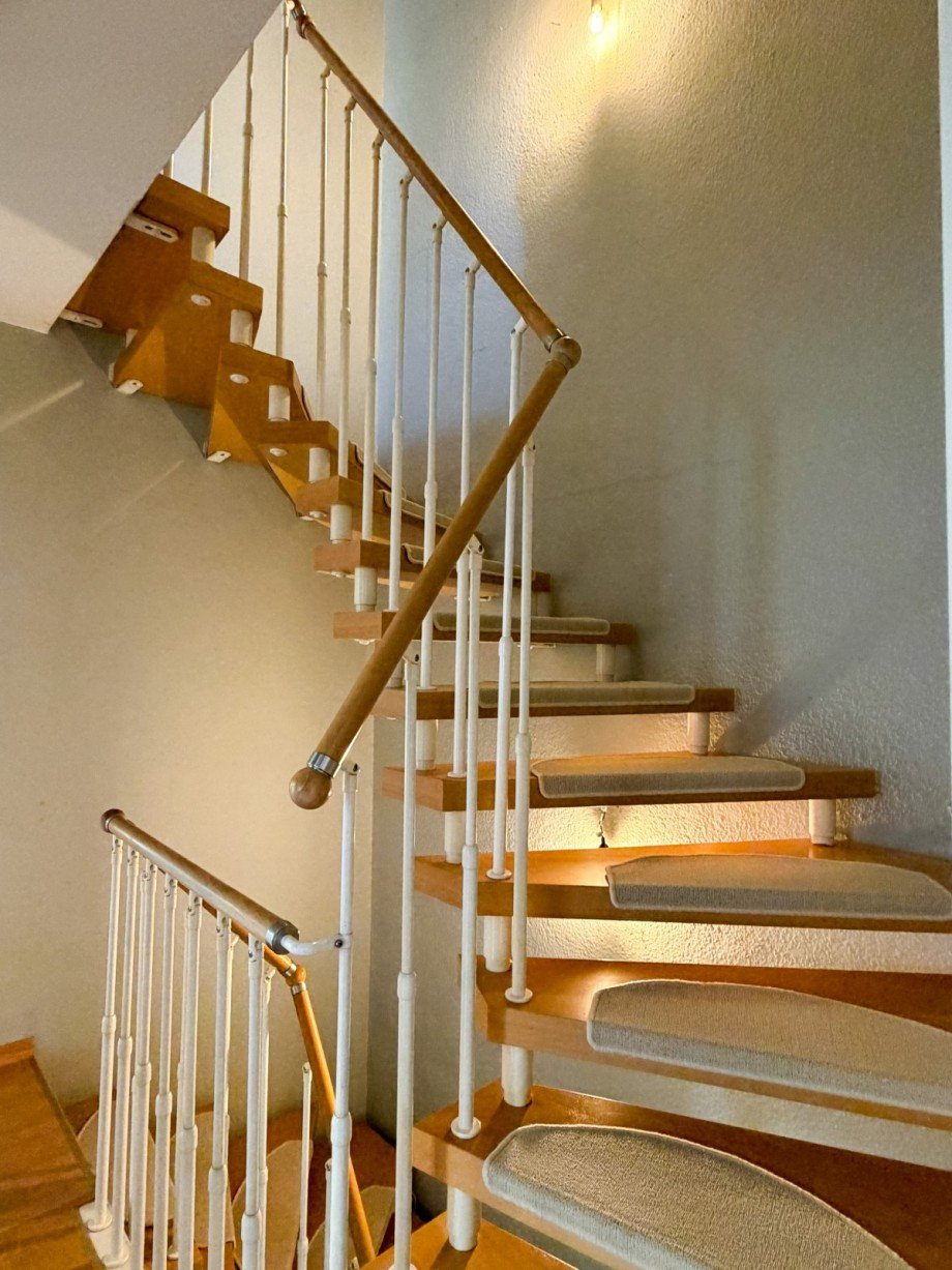 Treppe ins Dachgeschoss Doppelhaush�lfte Woltersdorf