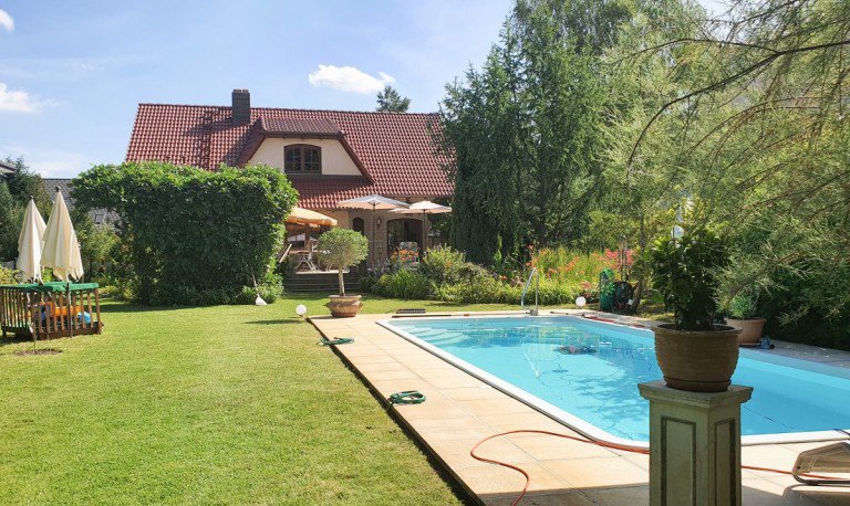 Hausansicht mit Pool Erkner - Oder-Spree Einfamilienhaus Gro�es Haus mit Sauna, Pool und Blick auf die Spreeauen!