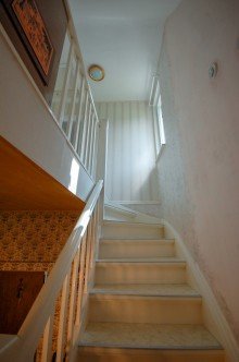 Treppe ins Obergeschoss Klein, aber mein Haus am Walde!
