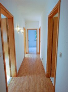 Flur Verkauft: Helle Dreizimmerwohnung mit S�dterrasse in Ruhiglage!