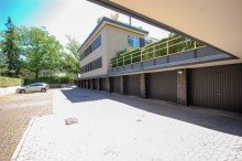 Garagenhof Gro�z�gige, helle Wohnung im Grunewald mit eigener Garage!