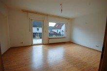 Wohnzimmer Verkauft: Helle Dreizimmerwohnung mit S�dterrasse in Ruhiglage!